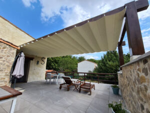 bâche rétractable sur mesure pour pergola en bois existante